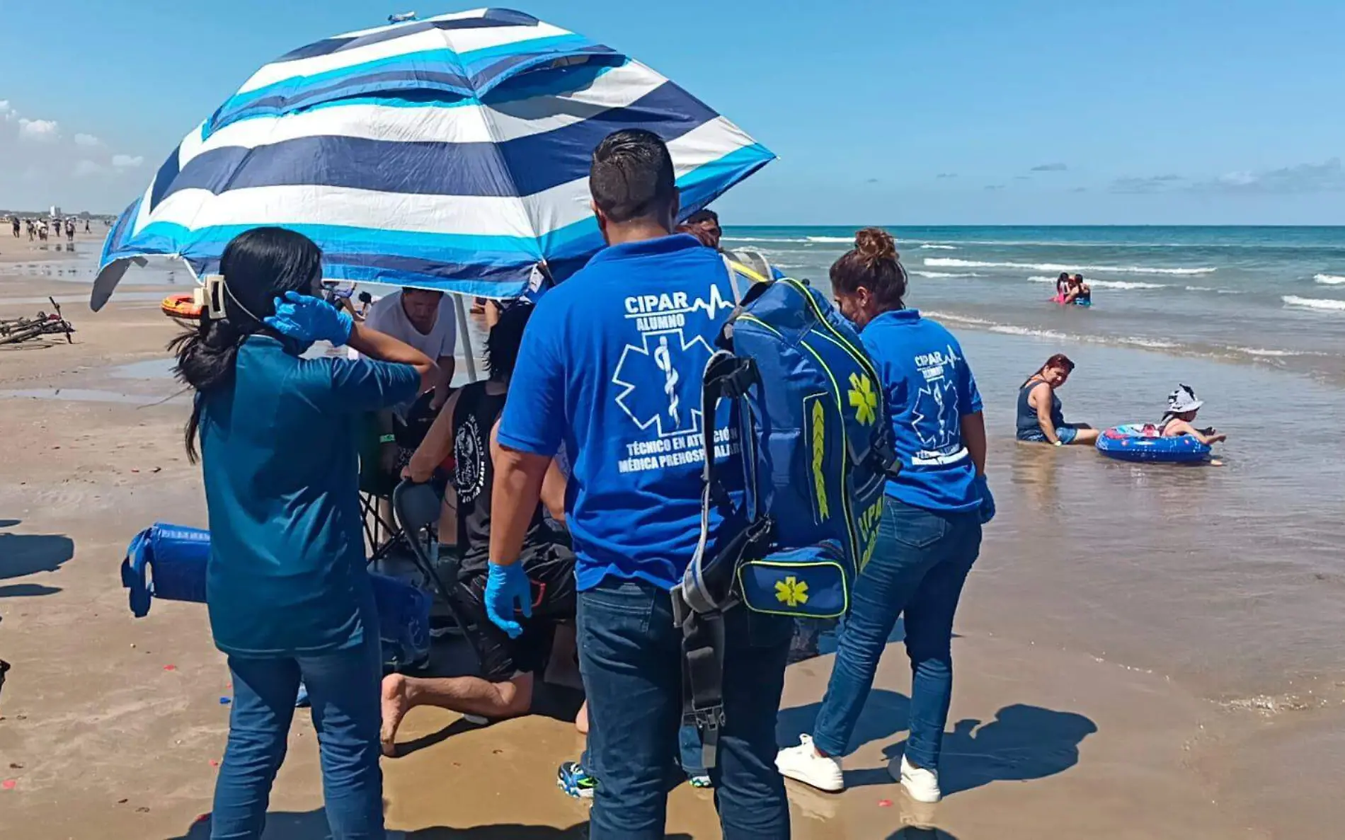 Rescatan a dos turistas en Playa Miramar, estuvieron a punto de ahogarse Antonio Campos (2)